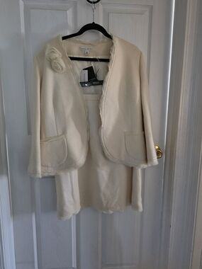 Banana Republic Vintage Cream Collarless Textured Jacket/Skirt with Floral Pin